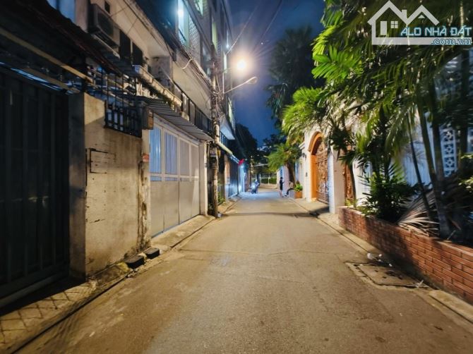 CHỦ NGỘP-TÒA NHÀ CHDV 3 TẦNG NGANG 6.5- 11P- HĐT 30tr CHO SV- HẺM XE TẢI 1 TRỤC - 2