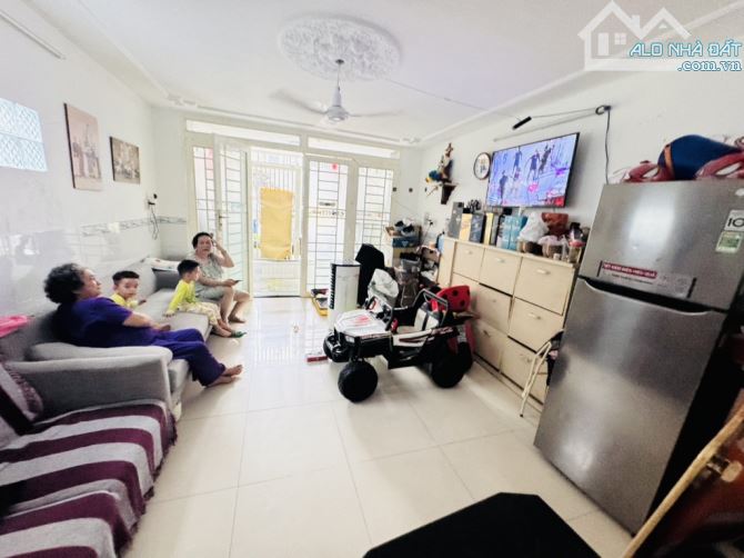 Bán nhà mặt tiền Bùi Minh Trực kinh doanh ở dưỡng đều thuận tiện - 2