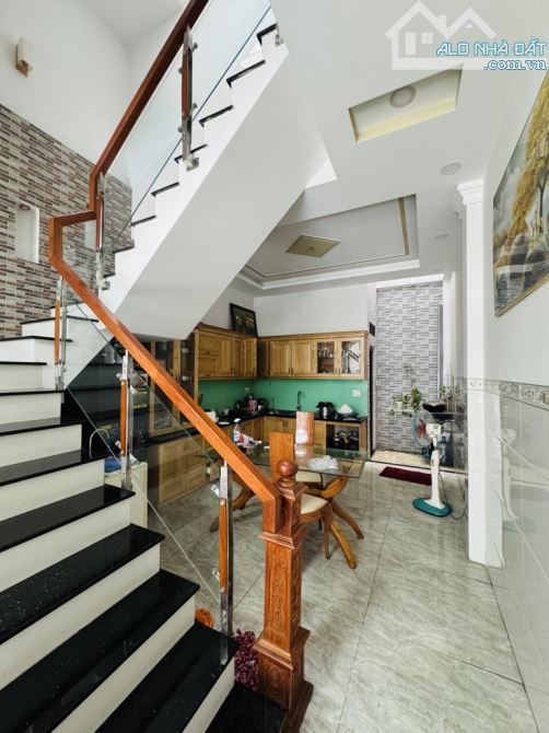 NHÀ ĐẸP BÌNH TÂN - HẺM 8M - XE HƠI NGỦ NHÀ - 67M2 - KHU DÂN TRÍ CAO - 2