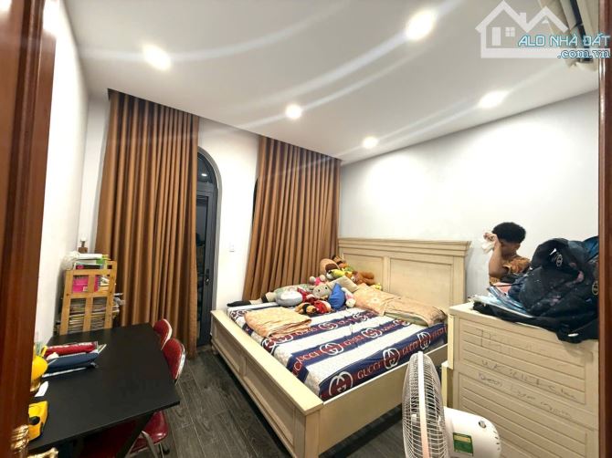 NGAY CV LÀNG HOA -NHÀ MỚI 3 TẦNG - HẺM XE HƠI MỘT TRỤC - 4 PHÒNG NGỦ, TẶNG FULL NỘI THẤT C - 2