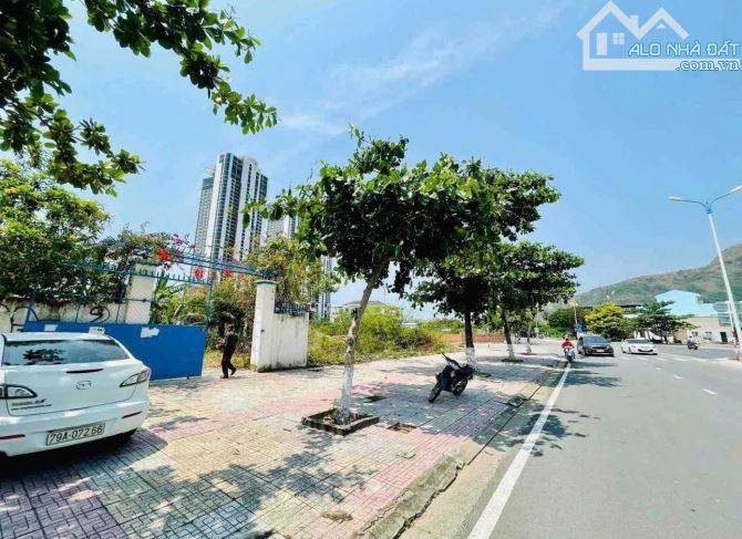 BÁN ĐẤT VÀNG SỔ HỒNG MT đường PHẠM VĂN ĐỒNG – BẮC NHA TRANG 265mv ngang 11m - 2