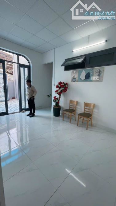 Bán gấp căn nhà 127m2 giá 1TY200 tại Hiệp Thành Quận 12 sổ hồng riêng - 2
