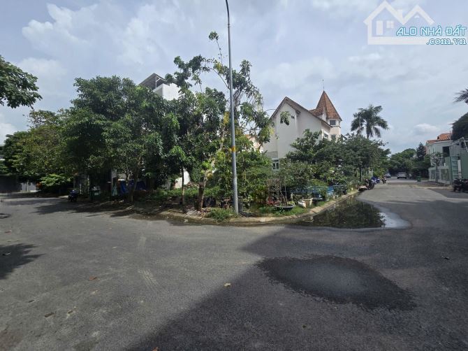 95 tỷ TL, Đất biệt thự góc 2 mặt tiền bờ sông khu Thảo Điền 2, Dt : 15x21 CN 310m2 - 2