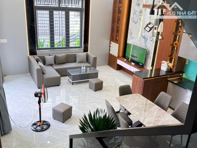 Cần bán căn biệt thự siêuxinh Giáp Q12full nội thất 9,2*10m pk 3pn3wđg xe tảiGiá 6tỷ 400tr - 2