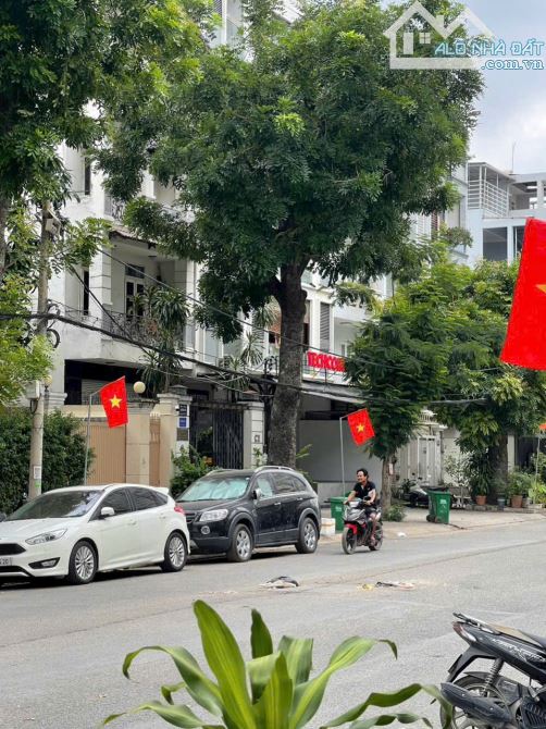 Bán Căn HỘ DỊCH VỤ đường Lê Thị Chợ, P. Phú Thuận, Q7. DT: 6x30m nở hậu 8.4m. 7 tầng 36 tỷ - 2