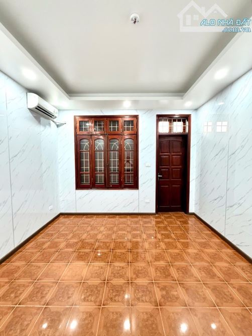 Bán nhà cạnh ga hoàng cầu 50m2. Ngõ Rộng 5m. 10m ra mặt phố ô tô đỗ cửa . Giá 16.9 tỷ - 2