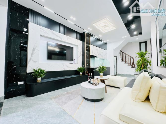 - BÁN NHÀ KHƯƠNG TRUNG  5 TẦNG- 5M Ô TÔ TRÁNH - NGÕ THÔNG - NHÀ ĐẸP FULL NỘI THẤT - 2 THOÁ - 2