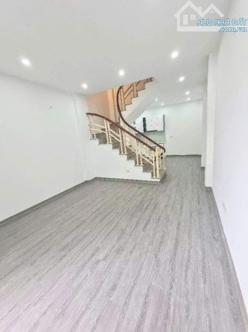 Bán nhà mặt ngõ Văn Cao, Ba Đình, đường trước nhà rộng 5m, 2 ô tô tránh nhau. Giá 18 tỷ - 2