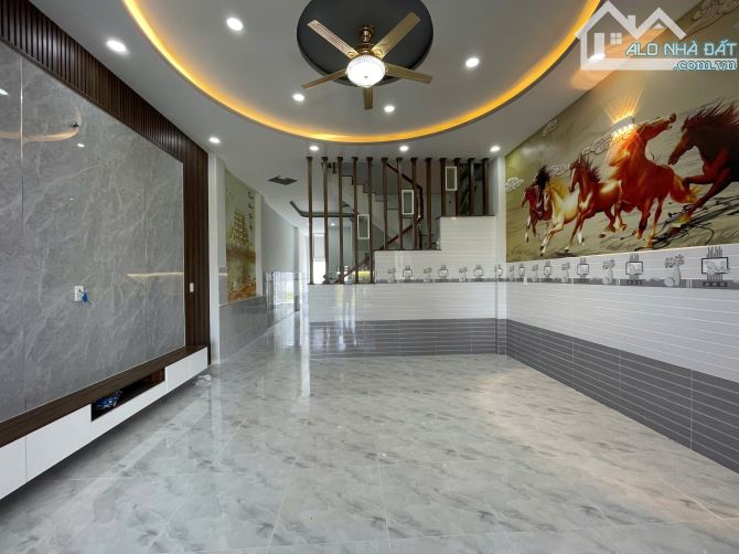 Nhà Ngộp 1 Trệt 2 Lầu 3 Phòng Ngủ Gần Chợ Đình Giáp HM, 130m2, Sổ Hồng Riêng Hoàn Công - 1