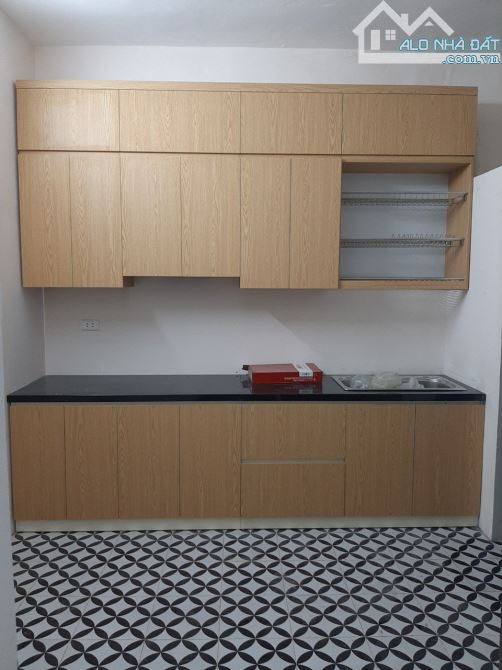 Cho thuê căn hộ tập thể tầng 5 phố Yên Lãng, Láng Hạ, 2 ngủ,1 WC, điện nước giá dân - 2