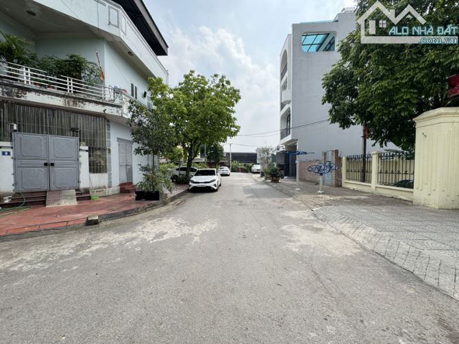 Bán 94m2 đất đấu giá Xóm 2 Đông Dư, Bát Tràng. Đường 3 ô tô tránh, vỉa hè rộng, mặt thoáng - 2