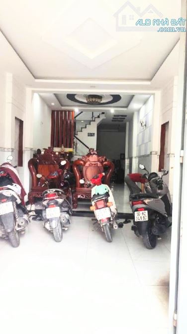 MẶT TIỀN HẺM KD - NGAY GẦN CHỢ BÌNH THÀNH - NHÀ NẰM TRONG KHU TRUNG TÂM HÀNH CHÍNH MỚI - 2