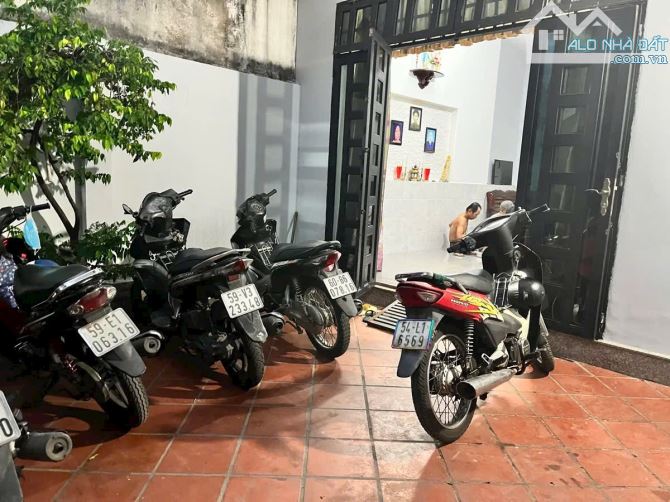 - NHÀ 3 TẦNG CÓ SÂN VƯỜN THOÁNG MÁT - DTSD 122m - HẺM XE HƠI THÔNG. 1/.Bùi Quang Là. - 2