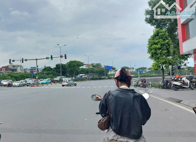 Nhà đẹp phố Nguyễn Văn Linh, 65m2- 6T, gara ô tô, thang máy, ngõ rộng thênh thang - 2