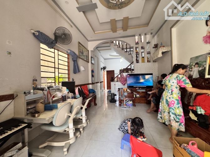 Bán nhà 2 Tầng Dĩ An,SHR đường xe hơi,gần Nhà Thi Đấu Dĩ An,giá đầu tư - 2