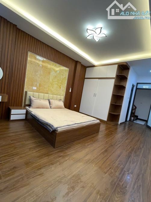 ĐẸP LUNG LINH. RỘNG RÃI, THOÁNG SÁNG. CÁCH PHỐ 15M. BA GÁC TO ĐỖ CỬA. - 2