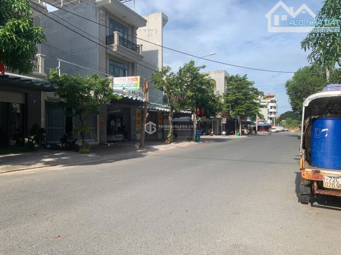 BÁN ĐẤT MẶT TIỀN ĐƯỜNG RỘNG HƠN 20m ĐÔ THỊ CHÍ LINH P10 GIÁ TỐT SỔ HỒNG CẦM TAY - 2