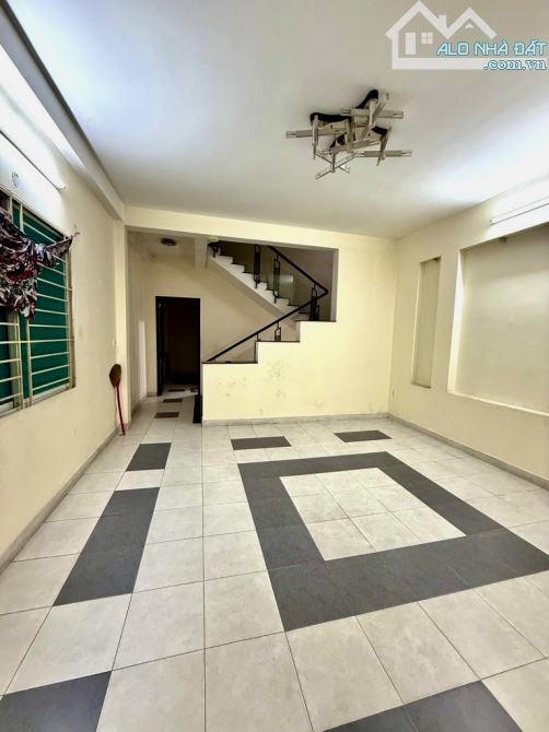 QUẬN 7 - 4 TẦNG - 110M2 - SÁT MẶT TIỀN - HƠN 7T.Ỷ - 2