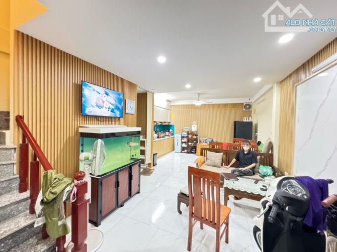 ✨✨HỘ KHẨU CẦU GIẤY - NGÕ BA GÁC TRANH - NỞ HẬU -50M RA Ô TÔ TRÁNH-LÔ GÓC  2 THOÁNG - 2