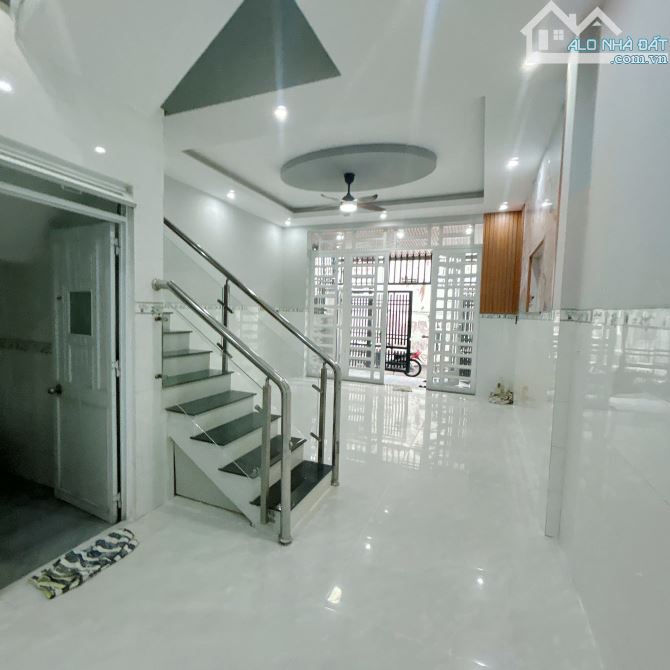 Giá 3,6 tỷ. Bán nhà lầu đẹp gần Vincom Tân Mai, Sổ thổ cư, đường ô tô. 5,2x13m. - 3