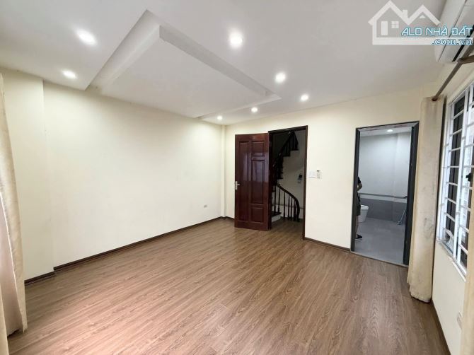 Cho thuê nhà nguyên căn mới tinh phố Long Biên 1 - 5 tầng, 3 ngủ, ô tô đỗ gần - 11 triệu/t - 3