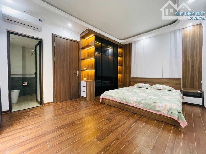 PHẠM VĂN ĐỒNG XUÂN ĐỈNH 7 TẦNG THANG MÁY- 38M2 - NHỈNH 10TỶ - 1NHÀ RA Ô TÔ TẢI TRÁNH - BÃI - 3