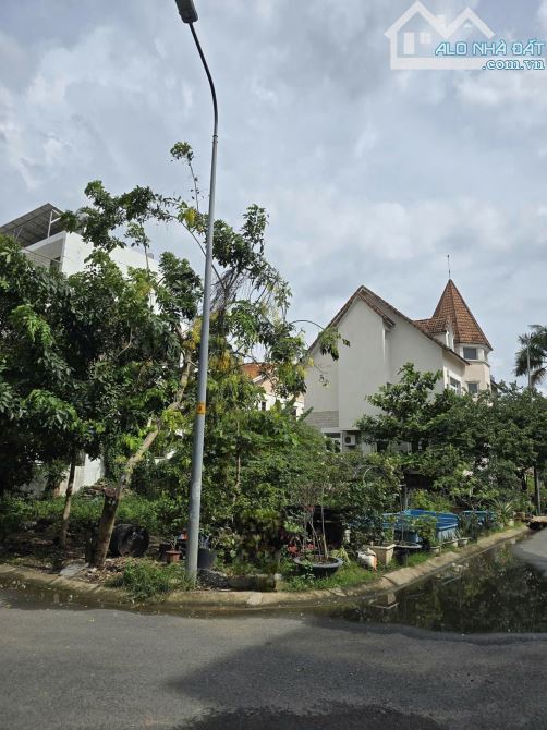 95 tỷ TL, Đất biệt thự góc 2 mặt tiền bờ sông khu Thảo Điền 2, Dt : 15x21 CN 310m2 - 3