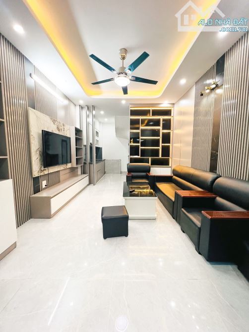 Bán nhà Thanh Đàm hoàng mai - 34m2 - 5 tầng - full nội thất - 10m ra ô tô tránh nhỉnh 5 tỷ - 3