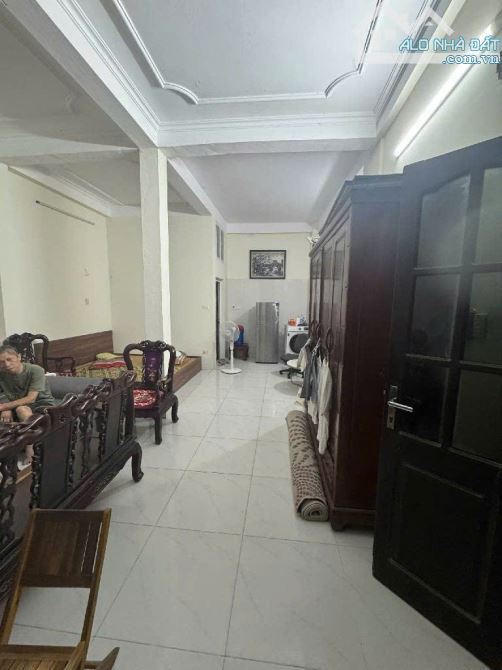 TRƯƠNG ĐỊNH - NHÀ GẦN PHỐ - NGÕ ĐẸP - MẶT TIỀN RỘNG - VIEW SÂN BÓNG NHÀ VĂN HÓA - 3