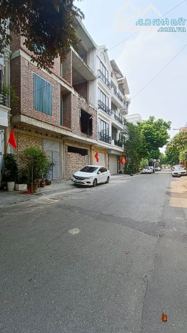 BÁN ĐẤT TẶNG NHÀ 3 TẦNG_KHU TÁI ĐỊNH CƯ THANH AM.LONG BIÊN_MẶT NGÕ_VỈA HÈ_GIÁ 15 Tỷ 2T - 3
