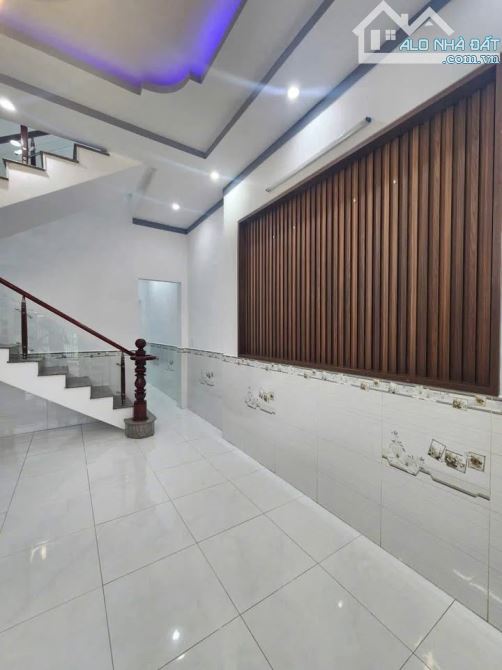 Bán gấp căn nhà 1 triệt 1 lầu ở Tân Thạnh Đông - Củ Chi. DT 102m2, Giá 1 tỷ 050. SHR - 3