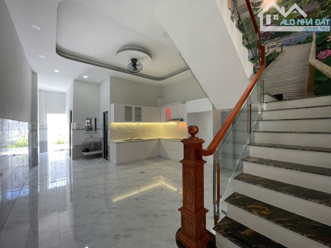 Nhà Ngộp 1 Trệt 2 Lầu 3 Phòng Ngủ Gần Chợ Đình Giáp HM, 130m2, Sổ Hồng Riêng Hoàn Công - 2