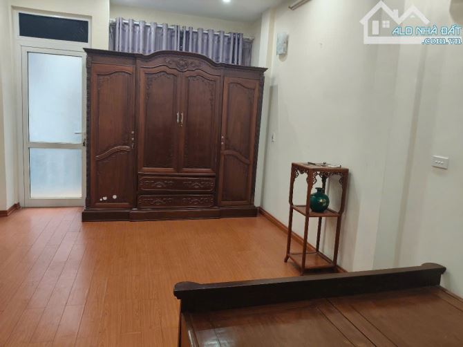 Cho thuê nhà nguyên căn ngõ 139 Nguyễn Ngọc Vũ  40m2 x 5 tầng, 3 ngủ - 3