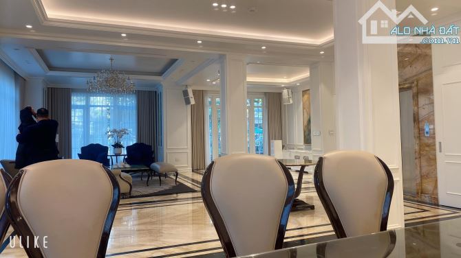 Bán Biệt Thự Láng Hạ Siêu Sang  - Đường lớn 4 Ô tô tránh - 340m2 * 5T + 1 hầm - 130 tỷ - 3