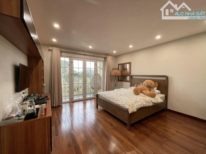 Bán biệt thự - kim cương - đơn lập KĐT Dịch Vọng 325m2 x 4T x MT 16m, Giá đầu tư 93 tỷ - 4
