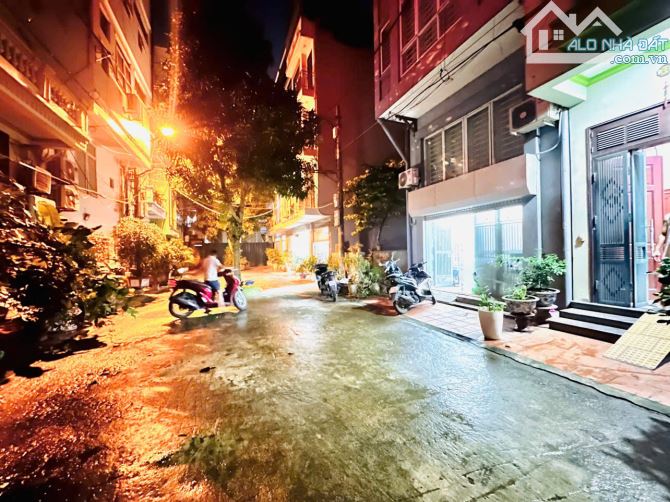 BÁN NHÀ PHỐ BÙI HUY BÍCH , Ô TÔ 30M,NGÕ THÔNG, DÂN XÂY, SÂN RỘNG 100M2, 42M2 GIÁ 12 TỶ - 4