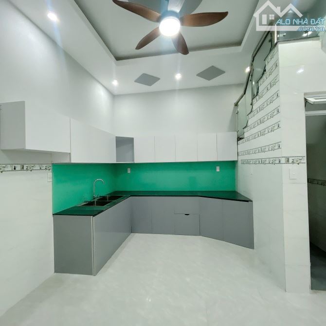 Giá 3,6 tỷ. Bán nhà lầu đẹp gần Vincom Tân Mai, Sổ thổ cư, đường ô tô. 5,2x13m. - 4