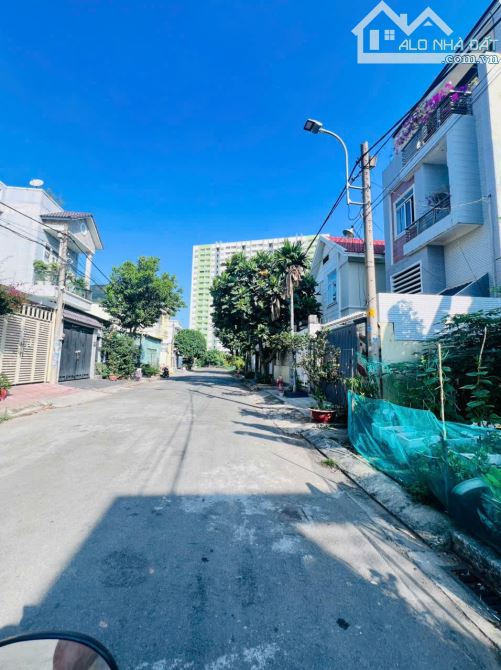 Đất ngay trạm Metro - Đường 10m thông có vỉa hè - 125m2(7x18m) - - 4