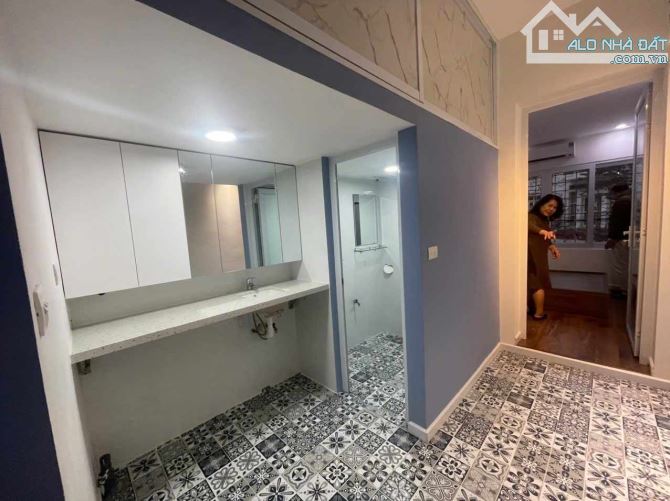BÁN CĂN HỘ TẬP THỂ ĐƯỜNG NGUYỄN CHÍ THANH 70M2- MỚI FULL NỘI THẤT TRUNG TÂM ĐẮC ĐỊA QUẬN Đ - 4