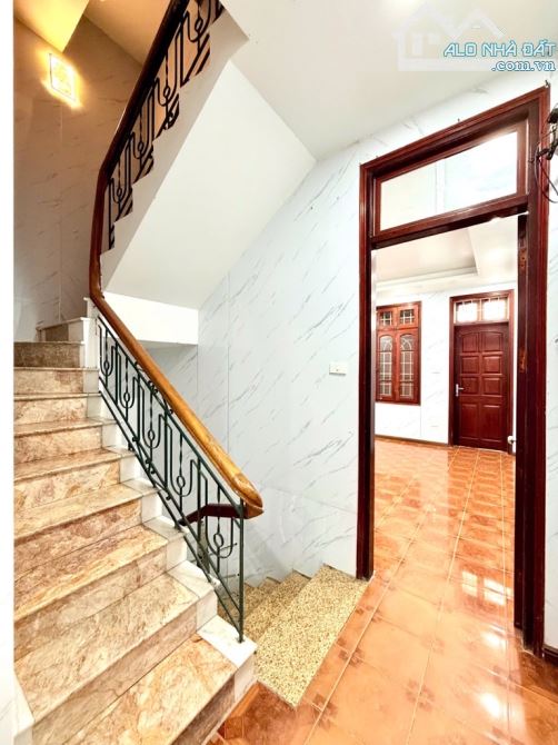 Bán nhà cạnh ga hoàng cầu 50m2. Ngõ Rộng 5m. 10m ra mặt phố ô tô đỗ cửa . Giá 16.9 tỷ - 4