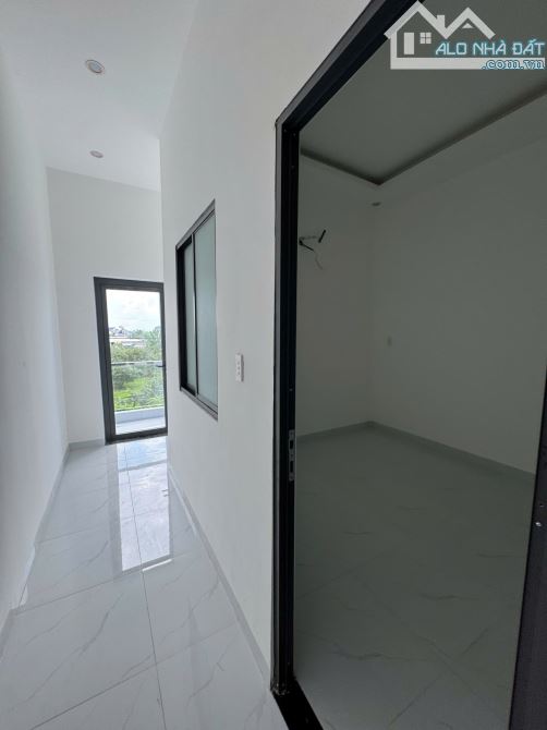 nhà 1 lầu 1 trệt 3 phòng ngủ, 1 phòng thờ, bếp rộng, phòng khách sang trọng, sân ô tô - 4