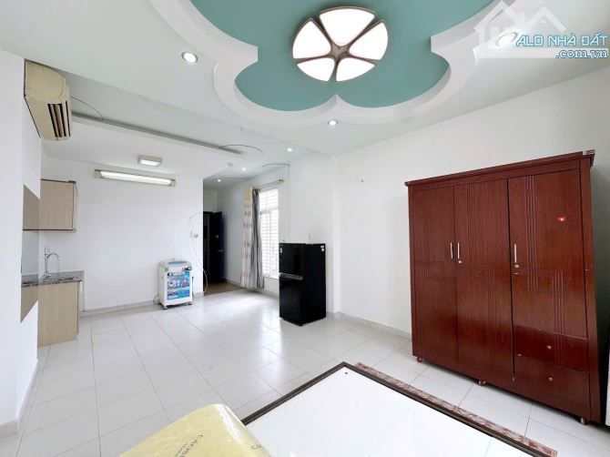 Cho thuê phòng ban công 40m2 quận 10 gần đại học Kinh Tế Ueh vạn hạnh mall - 4