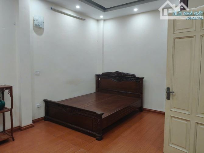 Cho thuê nhà nguyên căn ngõ 139 Nguyễn Ngọc Vũ  40m2 x 5 tầng, 3 ngủ - 4