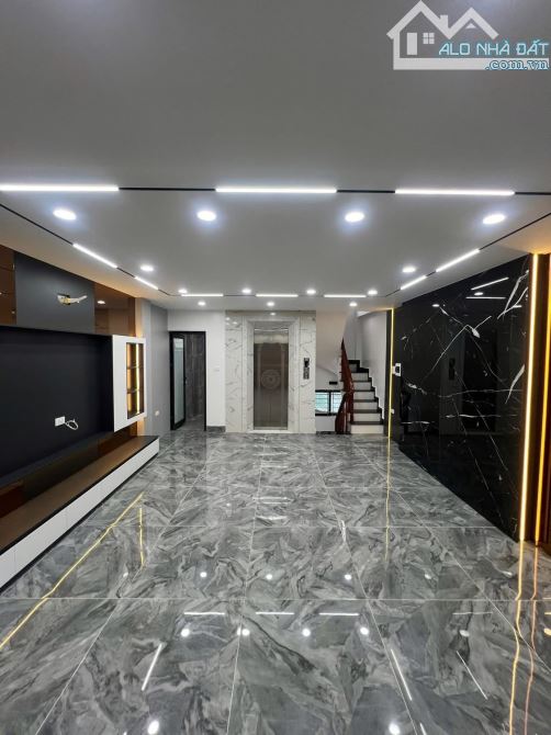 Lĩnh Nam - Phân lô vỉa hè 2 bên, nhà xây mới 100% - 70m*7T - 23.7 Tỷ - Vị trí cực đẹp - 5