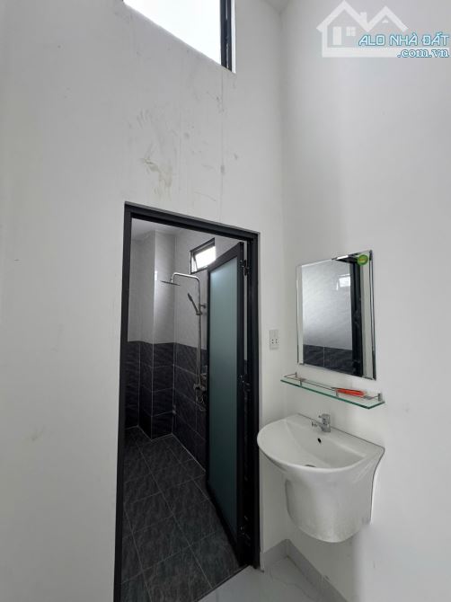 nhà 1 lầu 1 trệt 3 phòng ngủ, 1 phòng thờ, bếp rộng, phòng khách sang trọng, sân ô tô - 5