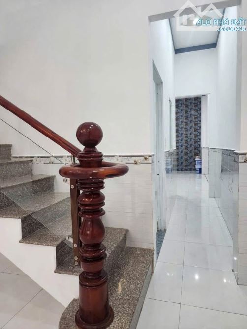 Bán gấp căn nhà 1 triệt 1 lầu ở Tân Thạnh Đông - Củ Chi. DT 102m2, Giá 1 tỷ 050. SHR - 5