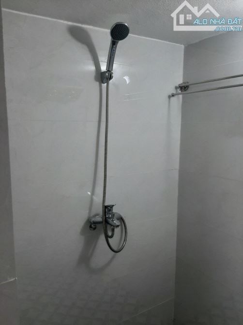 Cho thuê căn hộ tập thể tầng 5 phố Yên Lãng, Láng Hạ, 2 ngủ,1 WC, điện nước giá dân - 5