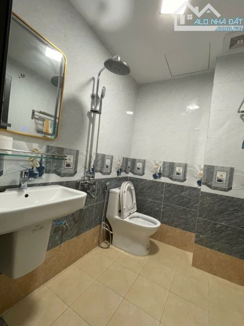 ĐẸP LUNG LINH. RỘNG RÃI, THOÁNG SÁNG. CÁCH PHỐ 15M. BA GÁC TO ĐỖ CỬA. - 5