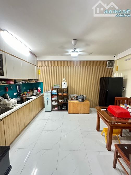 bán nhà lạc long quân, ngõ thông gần phố, dân xây khung cột, giá đầu tư - 5