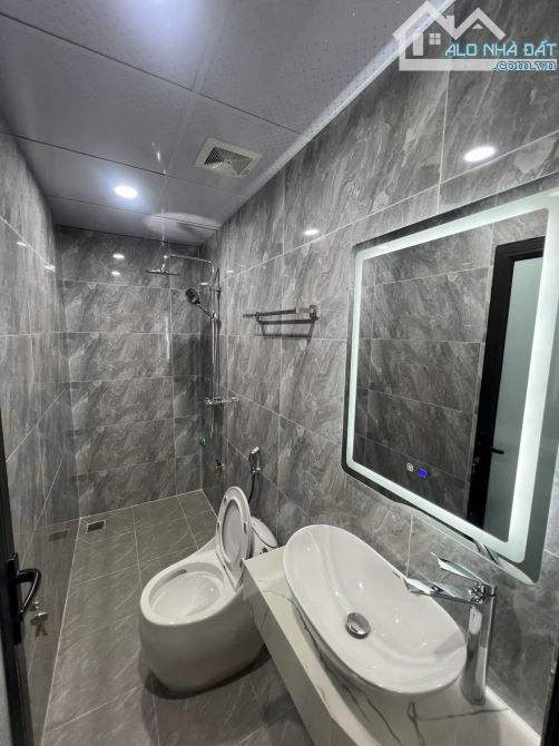 Lĩnh Nam - Phân lô vỉa hè 2 bên, nhà xây mới 100% - 70m*7T - 23.7 Tỷ - Vị trí cực đẹp - 6